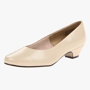 NWB Chic Cream Women's Heels